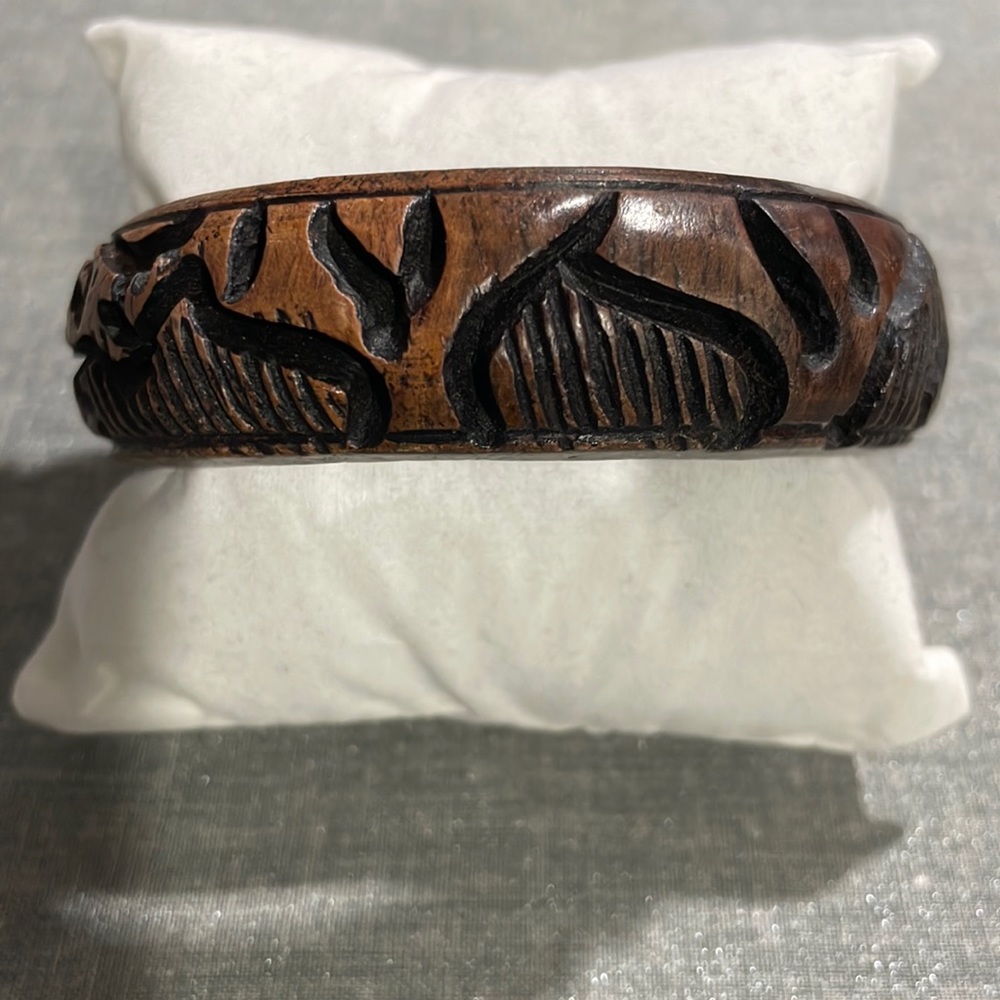 Bracelet in brown light carved material